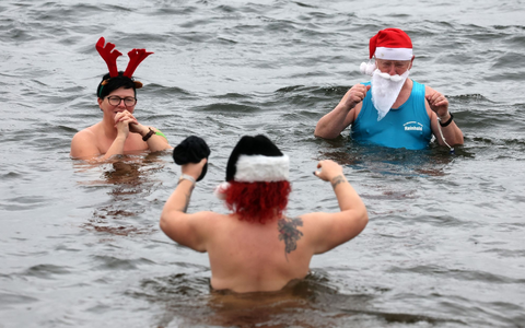 Die Mitglieder des Winter-Schwimmvereins «Pirrlliepausen» haben sich zu ihrem traditionellen Weihnachtsbad eingefunden. - Foto: Bernd Wüstneck/dpa