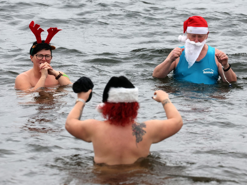 Die Mitglieder des Winter-Schwimmvereins «Pirrlliepausen» haben sich zu ihrem traditionellen Weihnachtsbad eingefunden. - Foto: Bernd Wüstneck/dpa