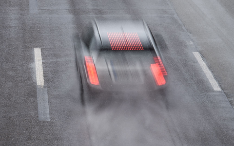 Mir rasender Geschwindigkeit unterwegs - ohne Führerschein und unter Drogeneinfluss. (Symbolbild) - Foto: Silas Stein/dpa