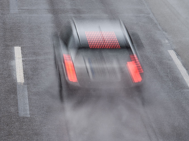 Mir rasender Geschwindigkeit unterwegs - ohne Führerschein und unter Drogeneinfluss. (Symbolbild) - Foto: Silas Stein/dpa