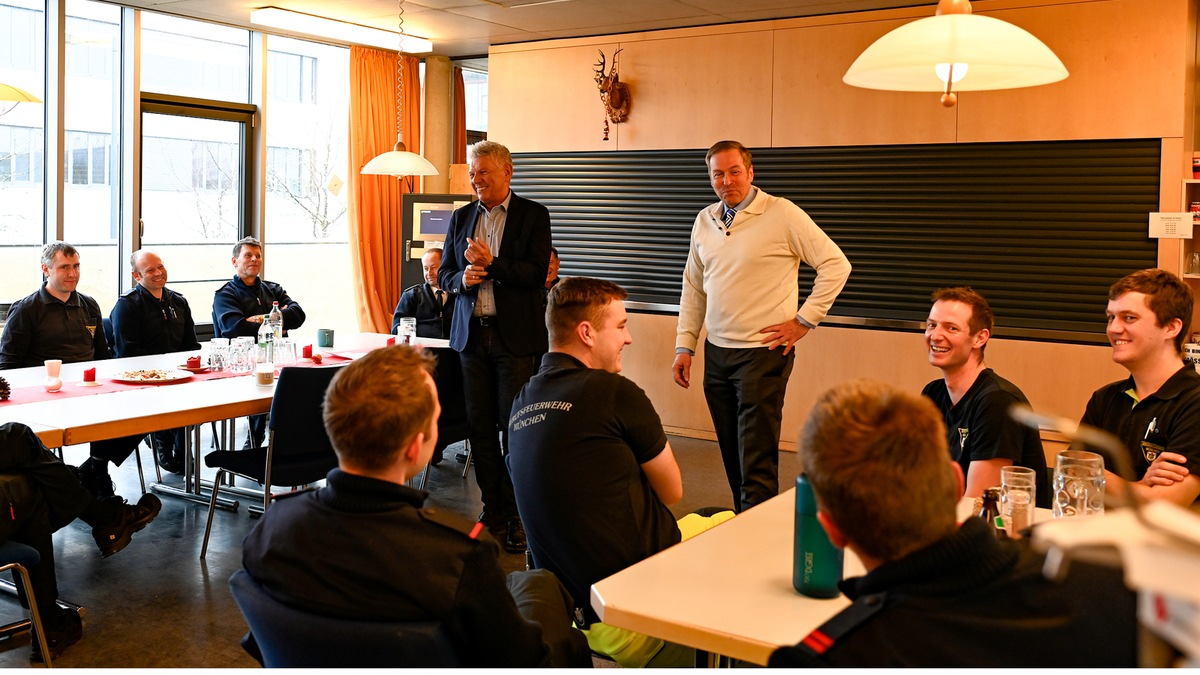 FW-M: OB Dieter Reiter besucht die Feuerwache Riem (Messestadt) - Foto: presseportal.de