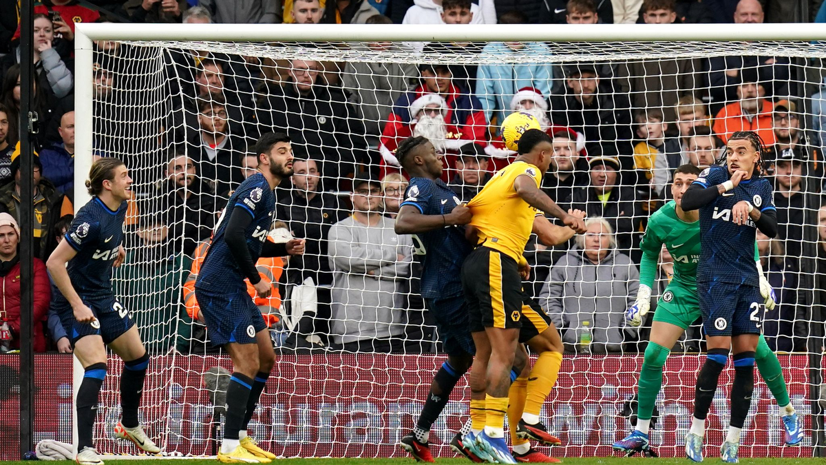 Mario Lemina (3.v.r) brachte Wolverhampton gegen Chelsea in Führung. - Foto: Jacob King/PA Wire/dpa