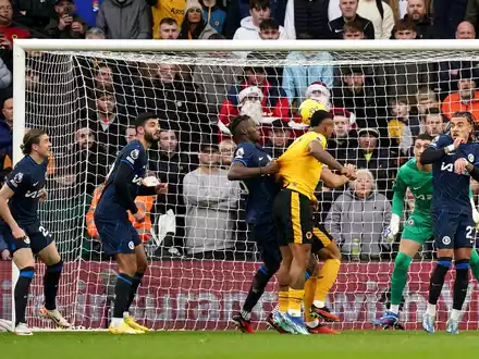 Mario Lemina (3.v.r) brachte Wolverhampton gegen Chelsea in Führung. - Foto: Jacob King/PA Wire/dpa