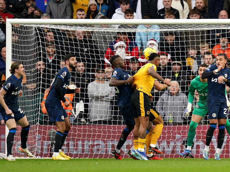 Mario Lemina (3.v.r) brachte Wolverhampton gegen Chelsea in Führung. - Foto: Jacob King/PA Wire/dpa