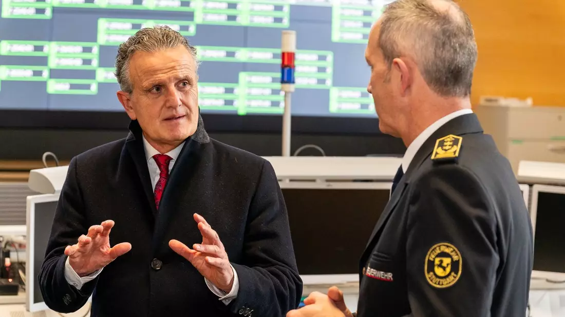 FW Stuttgart: Gemeinsame Pressemitteilung von Feuerwehr und DRK Stuttgart: Weihnachtsbesuch von Oberbürgermeister Dr. Frank Nopper und DRK-Präsident Dr. Martin Schairer bei Einsatzkräften von DRK und Feuerwehr - Bild: presseportal.de