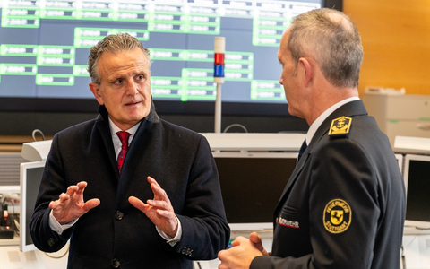 FW Stuttgart: Gemeinsame Pressemitteilung von Feuerwehr und DRK Stuttgart: Weihnachtsbesuch von Oberbürgermeister Dr. Frank Nopper und DRK-Präsident Dr. Martin Schairer bei Einsatzkräften von DRK und Feuerwehr - Foto: presseportal.de