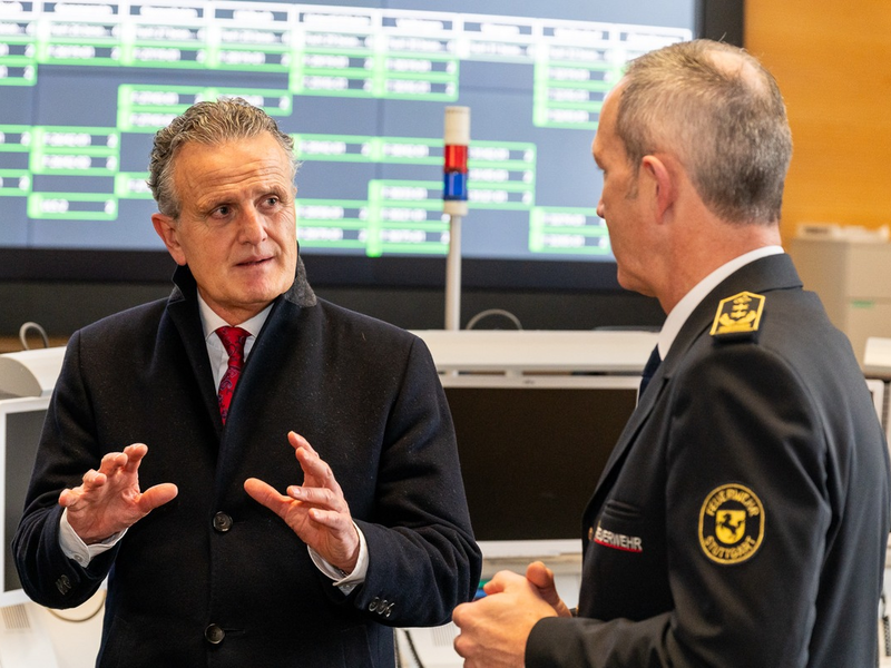 FW Stuttgart: Gemeinsame Pressemitteilung von Feuerwehr und DRK Stuttgart: Weihnachtsbesuch von Oberbürgermeister Dr. Frank Nopper und DRK-Präsident Dr. Martin Schairer bei Einsatzkräften von DRK und Feuerwehr - Foto: presseportal.de
