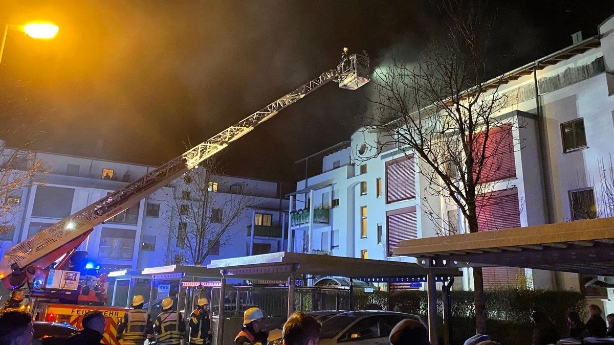 FW-OG: Brand am Weihnachtsabend - Zimmerbrand mit Menschenrettung - Foto: presseportal.de