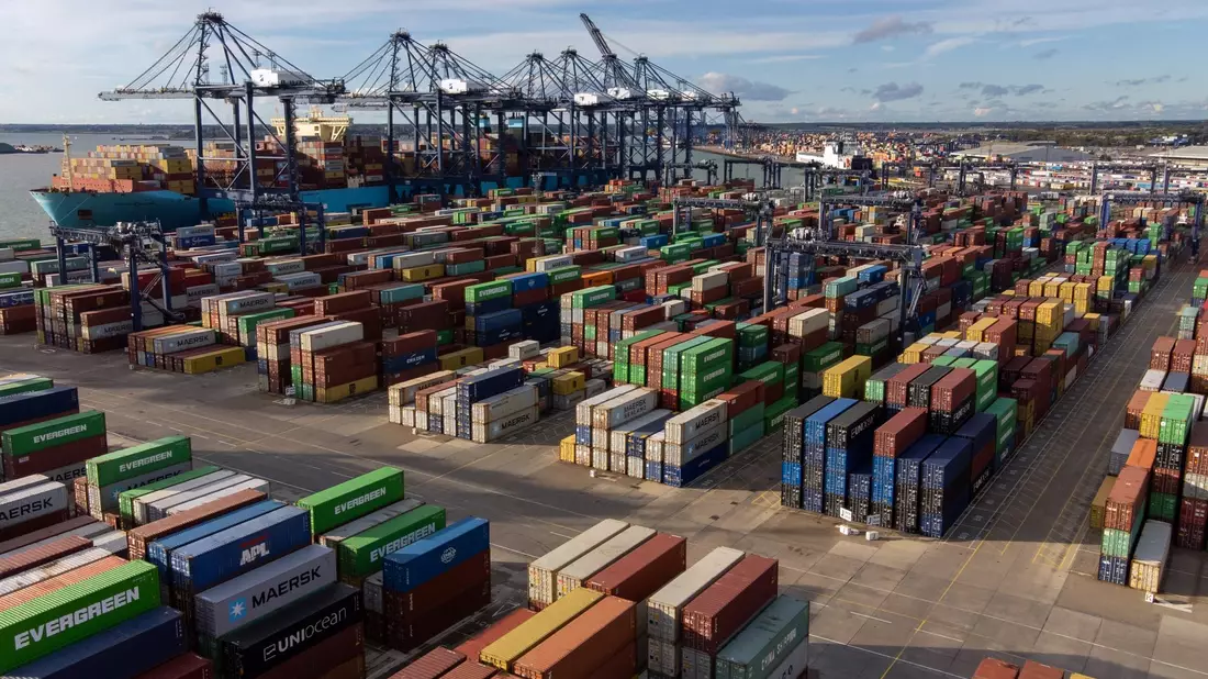 Tausende von Schiffscontainern stehen im Hafen von Felixstowe in Suffolk (Symbolbild). - Bild: Joe Giddens/PA Wire/dpa