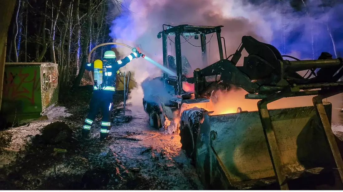FW-M: Baumaschine ausgebrannt (Mittersendling) - Bild: presseportal.de