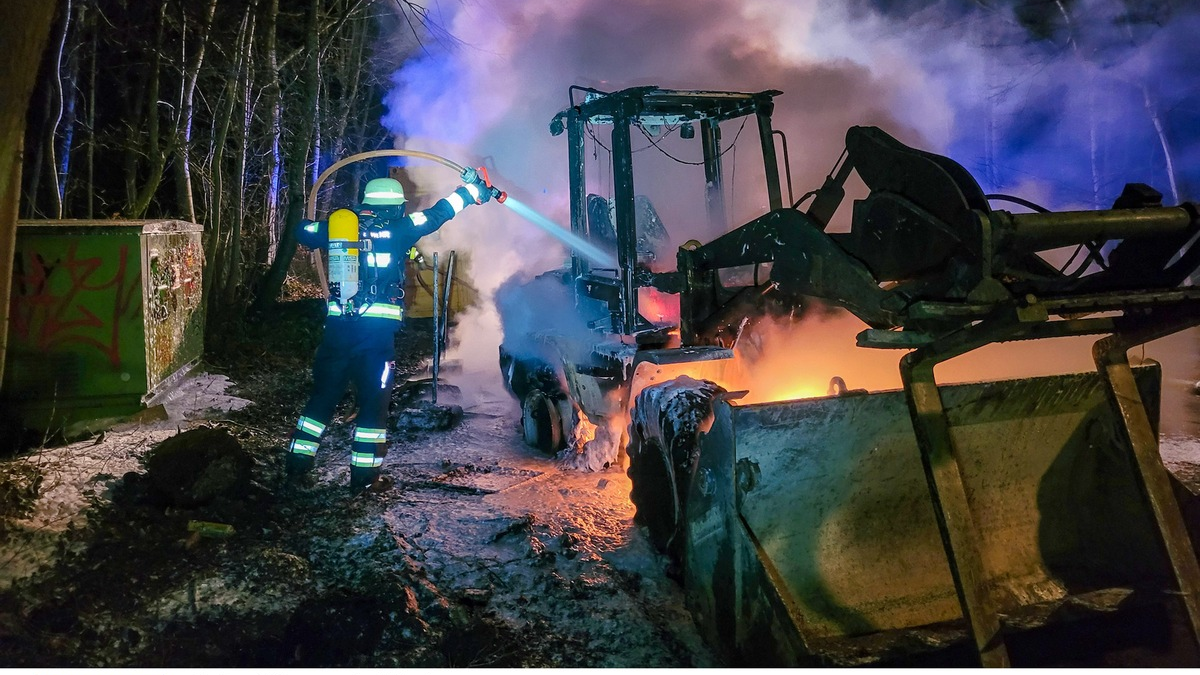 FW-M: Baumaschine ausgebrannt (Mittersendling) - Foto: presseportal.de