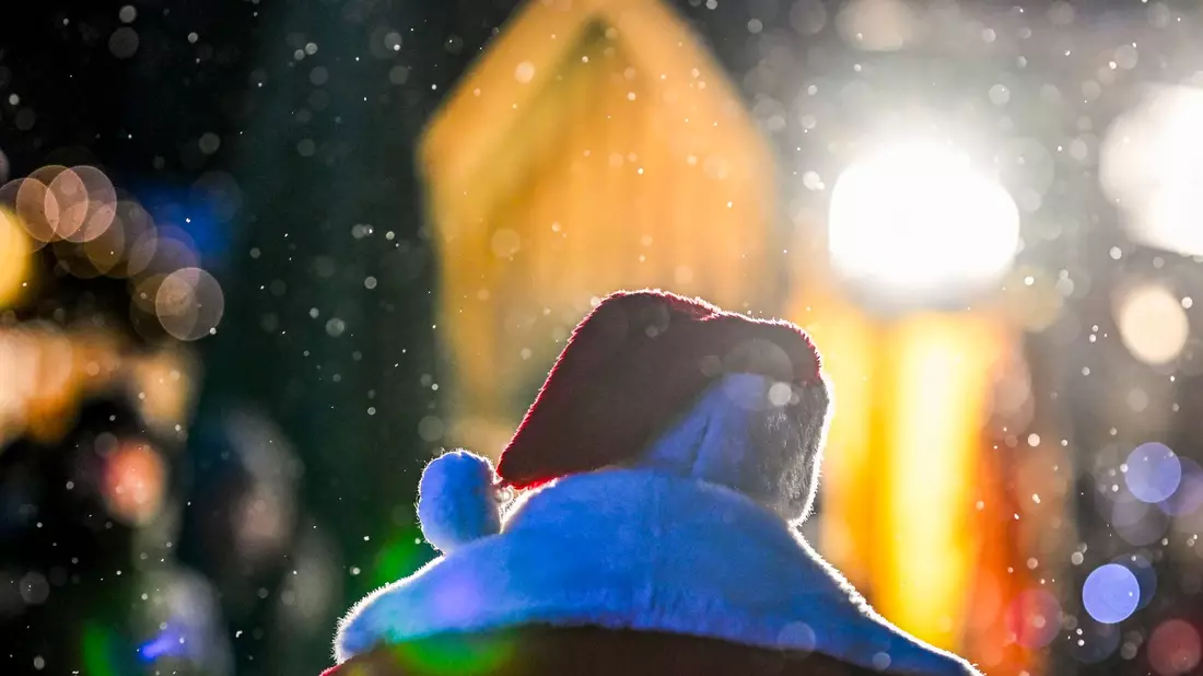 Ein Weihnachtsmann ist in Thüringen betrunken Auto gefahren und hat einen Unfall gebaut. (Symbolbild) - Bild: Jens Kalaene/dpa