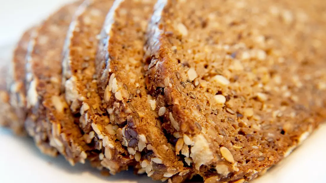 Eiweißbrot: Häufig sind «High Protein»-Produkte um ein Vielfaches teurer. - Bild: Andrea Warnecke/dpa-tmn/dpa