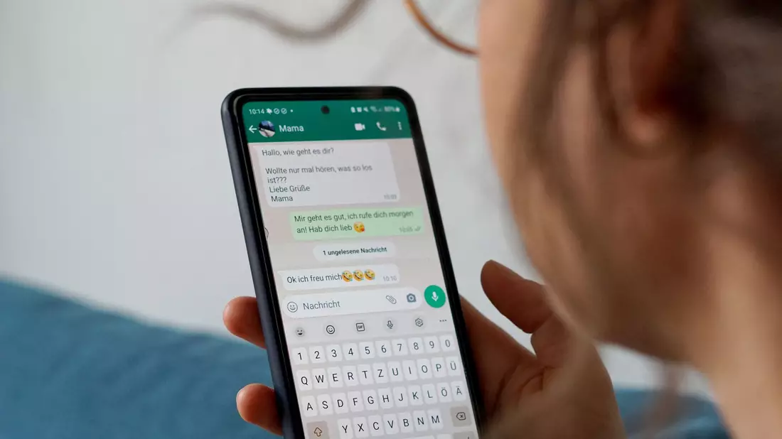 «Jeder darf sich seine persönlichen Eigenheiten bewahren»: Eine Frau schreibt über den Messengerdienst WhatsApp. - Bild: Weronika Peneshko/dpa