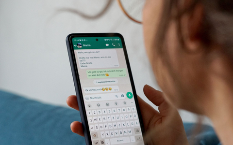 «Jeder darf sich seine persönlichen Eigenheiten bewahren»: Eine Frau schreibt über den Messengerdienst WhatsApp. - Foto: Weronika Peneshko/dpa