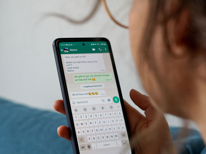 «Jeder darf sich seine persönlichen Eigenheiten bewahren»: Eine Frau schreibt über den Messengerdienst WhatsApp. - Foto: Weronika Peneshko/dpa