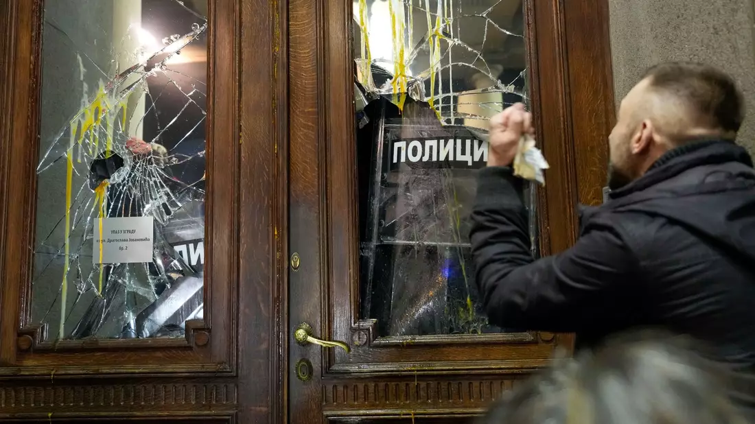 Teilnehmer der Demonstration versuchten, in das Belgrader Rathaus einzudringen. - Bild: Darko Vojinovic/AP