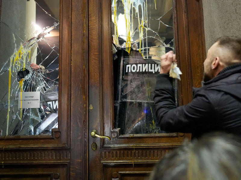 Teilnehmer der Demonstration versuchten, in das Belgrader Rathaus einzudringen. - Foto: Darko Vojinovic/AP