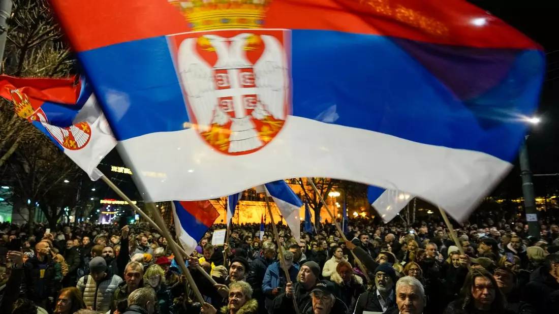Mehrere Tausend Anhänger der serbischen Opposition haben gegen mutmaßlichen Betrug bei der Kommunalwahl vor einer Woche demonstriert. - Bild: Darko Vojinovic/AP/dpa