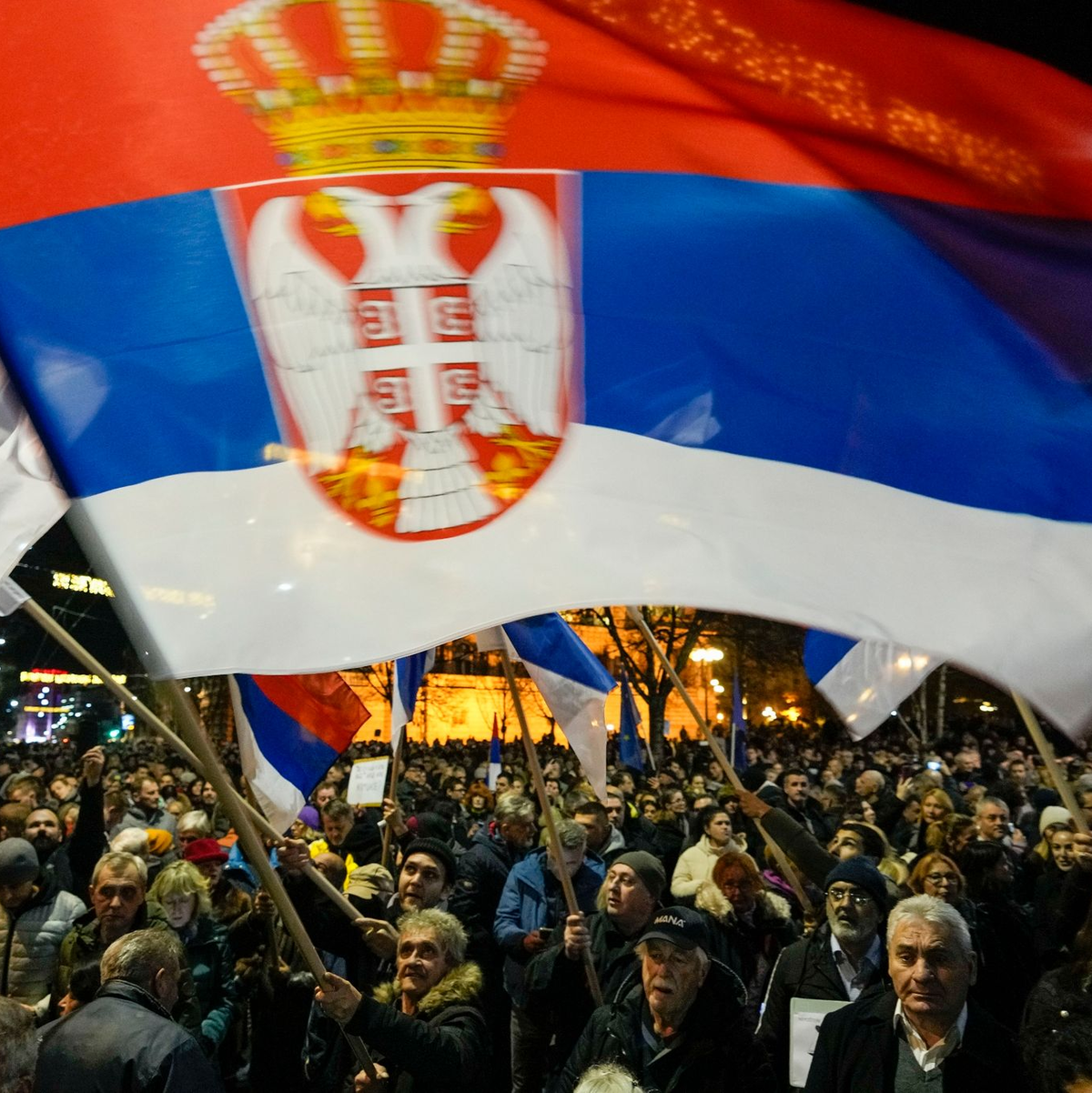 Mehrere Tausend Anhänger der serbischen Opposition haben gegen mutmaßlichen Betrug bei der Kommunalwahl vor einer Woche demonstriert. - Foto: Darko Vojinovic/AP/dpa