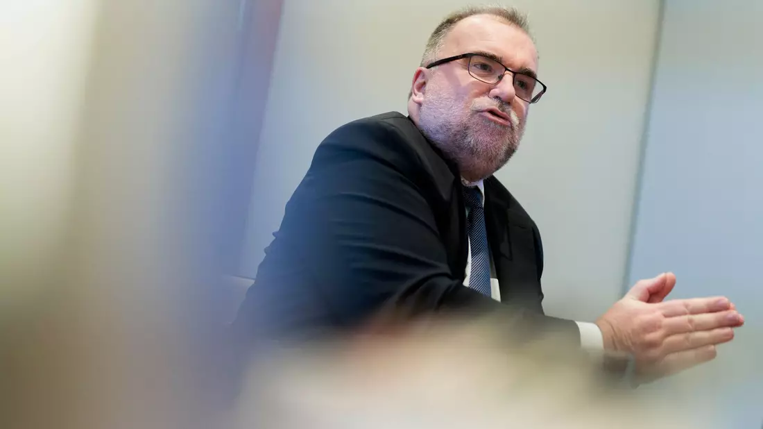 «Wenn wir über zusätzliche Strecken oder Gleise an bestehenden Strecken sprechen, dauert es von der ersten Idee bis zum ersten Zug Jahrzehnte»: BDI-Präsident Siegfried Russwurm. - Bild: Carsten Koall/dpa