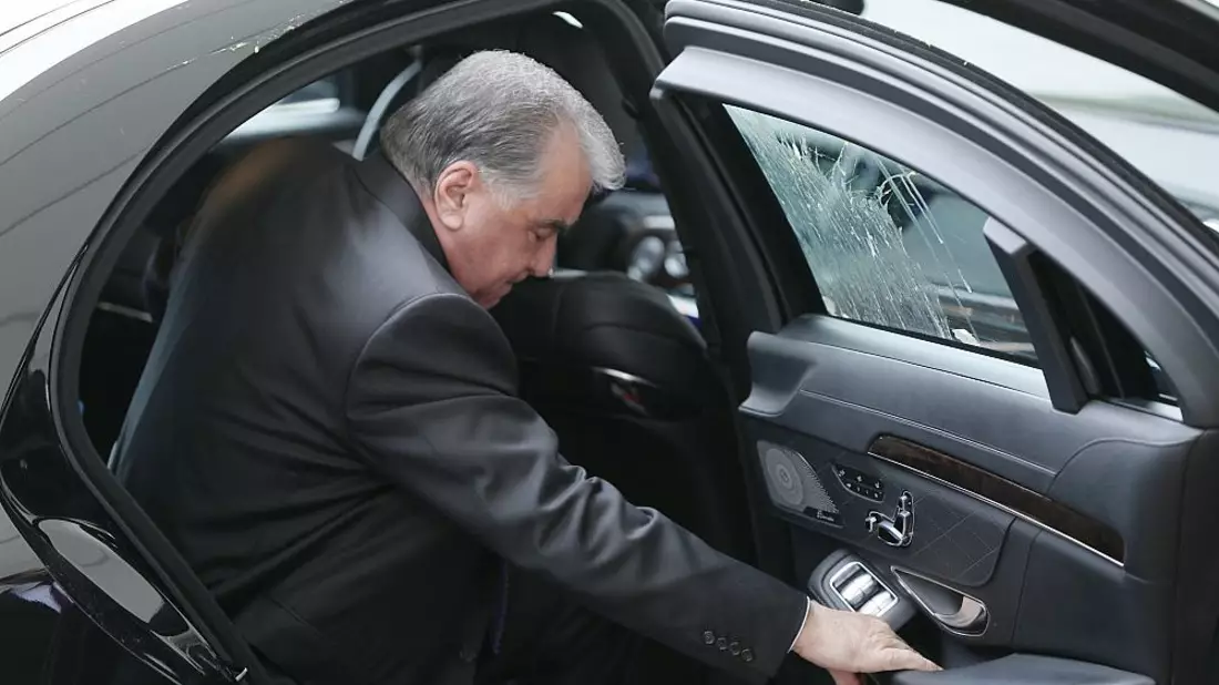 Die Scheibe ist dreckig: Rahmon steigt im Kanzleramt aus dem Auto (Archiv) - Bild: über dts Nachrichtenagentur