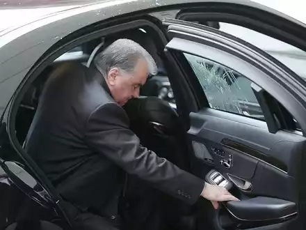 Die Scheibe ist dreckig: Rahmon steigt im Kanzleramt aus dem Auto (Archiv) - Foto: über dts Nachrichtenagentur