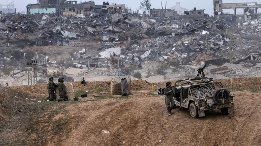 Israelische Armeefahrzeuge und Soldaten sind in der Nähe der Grenze zum Gazastreifen zu sehen. - Bild: Tsafrir Abayov/AP/dpa