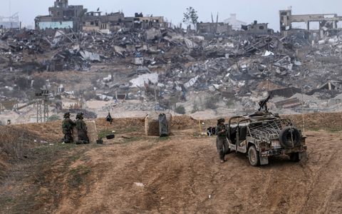 Israelische Armeefahrzeuge und Soldaten sind in der Nähe der Grenze zum Gazastreifen zu sehen. - Foto: Tsafrir Abayov/AP/dpa