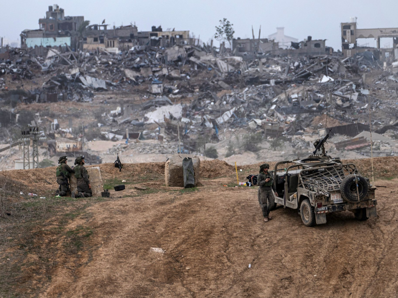 Israelische Armeefahrzeuge und Soldaten sind in der Nähe der Grenze zum Gazastreifen zu sehen. - Foto: Tsafrir Abayov/AP/dpa