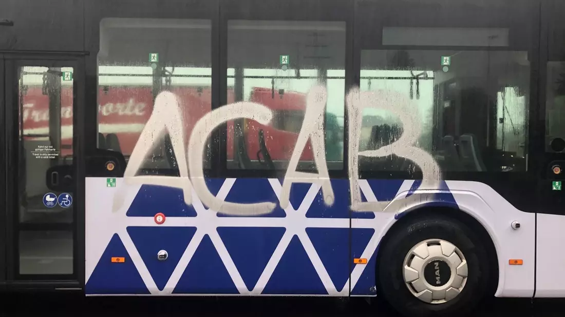 POL-PDTR: Omnibus mit Graffiti besprüht. - Bild: presseportal.de