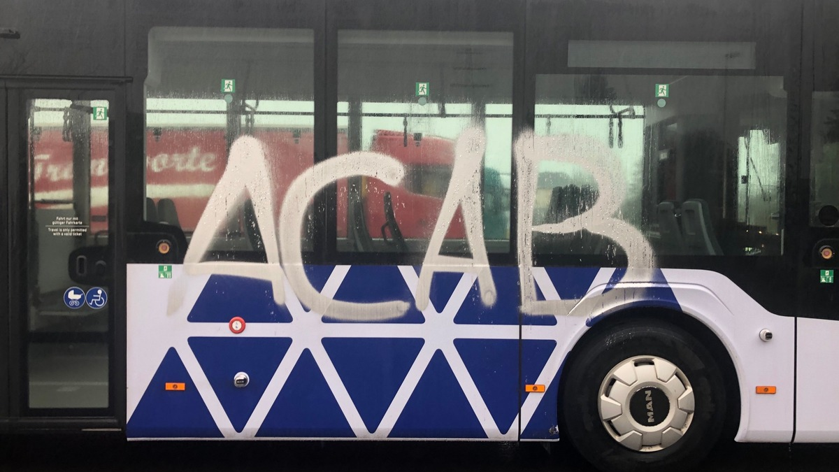POL-PDTR: Omnibus mit Graffiti besprüht. - Foto: presseportal.de