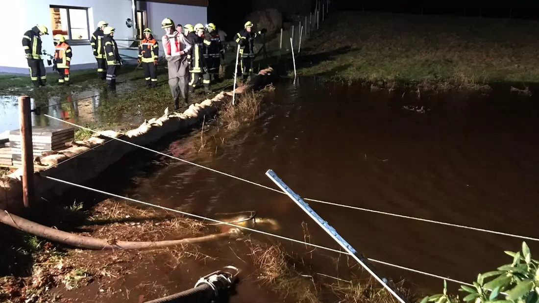 FW-ROW: Feuerwehren auch am Heiligabend gefordert - zahlreiche Einsatzstellen aufgrund des Hochwassers - Bild: presseportal.de