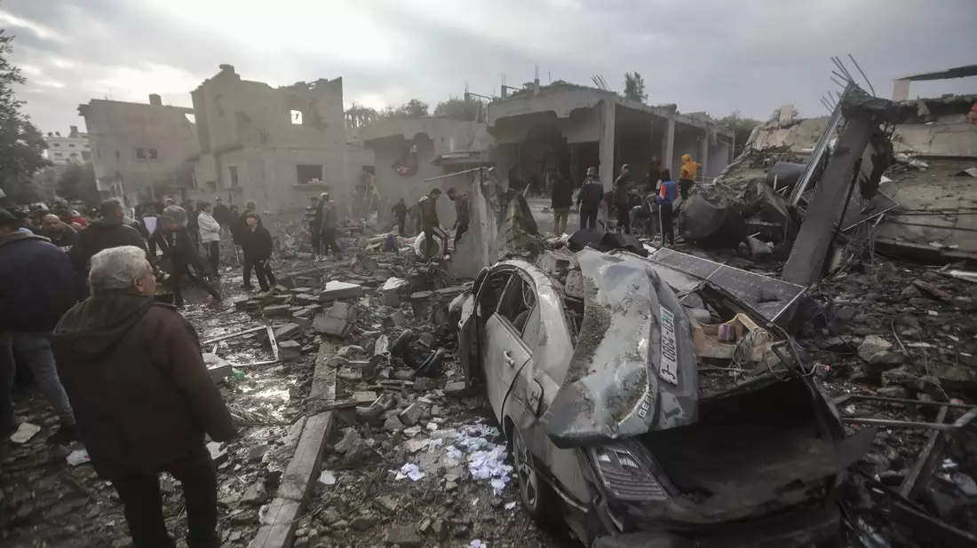 Palästinenser suchen nach einem schweren israelischen Bombardement des Flüchtlingsviertels Al-Maghasi nach Toten. - Bild: Mohammed Talatene/dpa