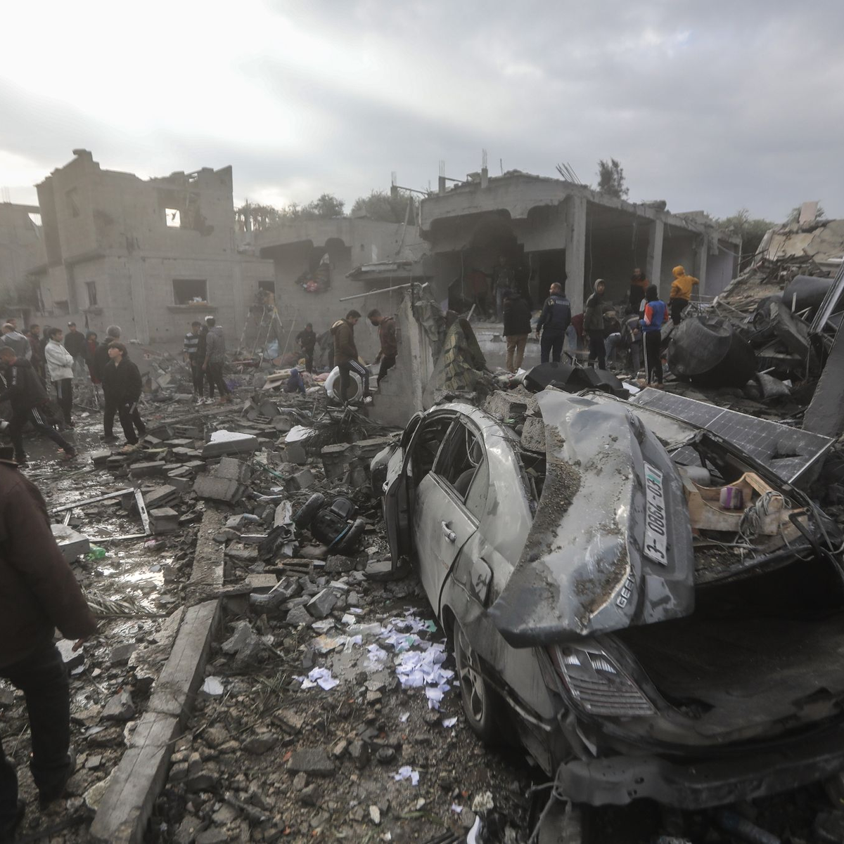 Palästinenser suchen nach einem schweren israelischen Bombardement des Flüchtlingsviertels Al-Maghasi nach Toten. - Foto: Mohammed Talatene/dpa