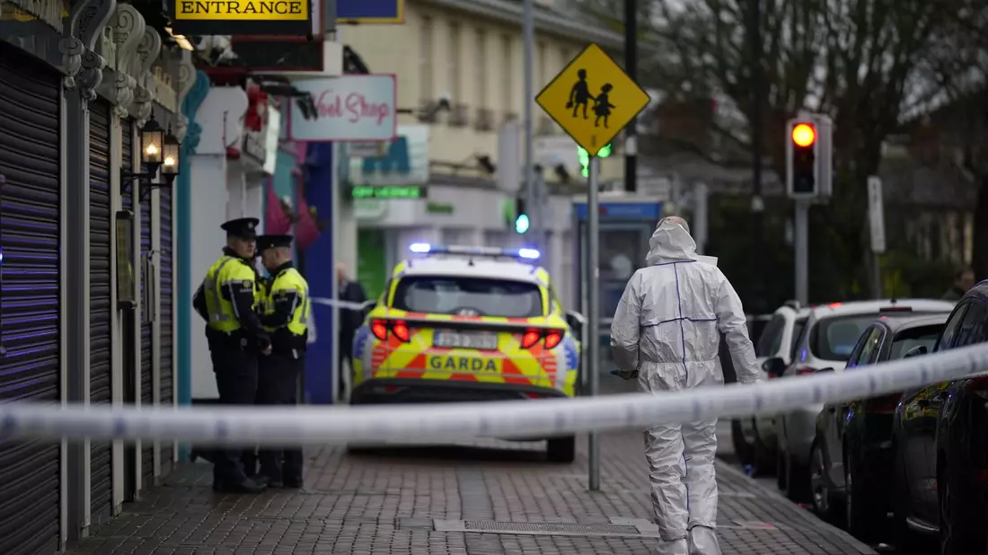 Gerichtsmediziner und Polizisten am Tatort - ein Restaurant im Vorort Blanchardstown. - Bild: Niall Carson/PA/dpa