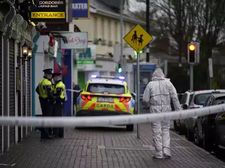 Gerichtsmediziner und Polizisten am Tatort - ein Restaurant im Vorort Blanchardstown. - Foto: Niall Carson/PA/dpa