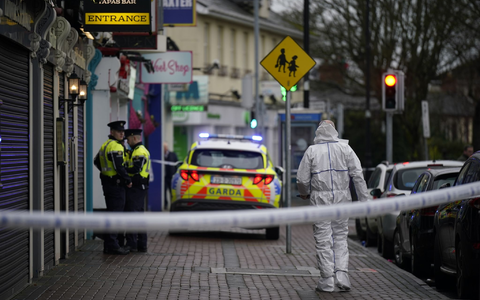 Gerichtsmediziner und Polizisten am Tatort - ein Restaurant im Vorort Blanchardstown. - Foto: Niall Carson/PA/dpa