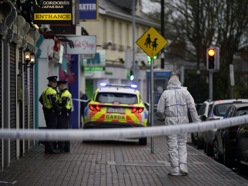 Gerichtsmediziner und Polizisten am Tatort - ein Restaurant im Vorort Blanchardstown. - Foto: Niall Carson/PA/dpa