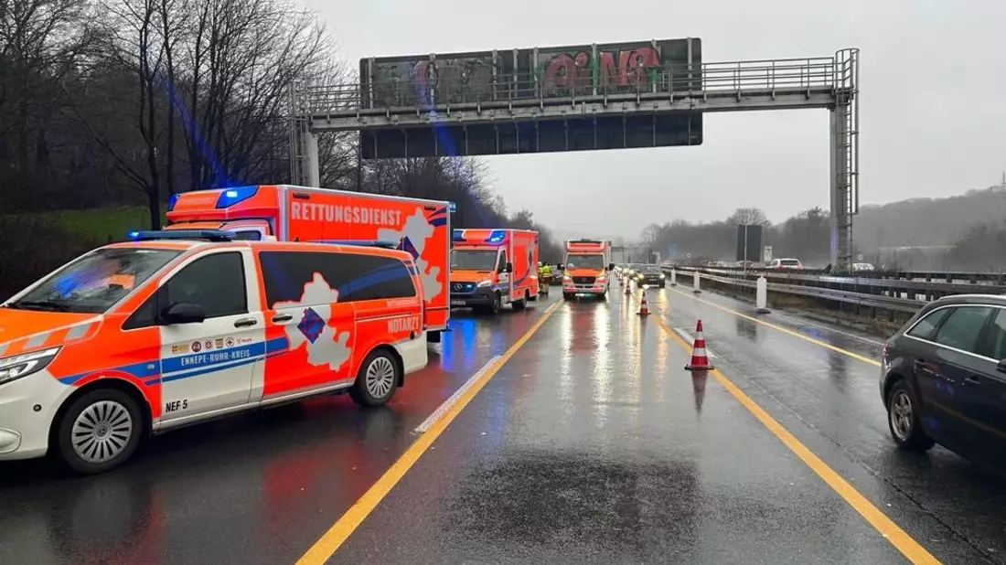 FW-EN: Verkehrsunfall auf der Autobahn A1 - 12 Verletzte - Bild: presseportal.de