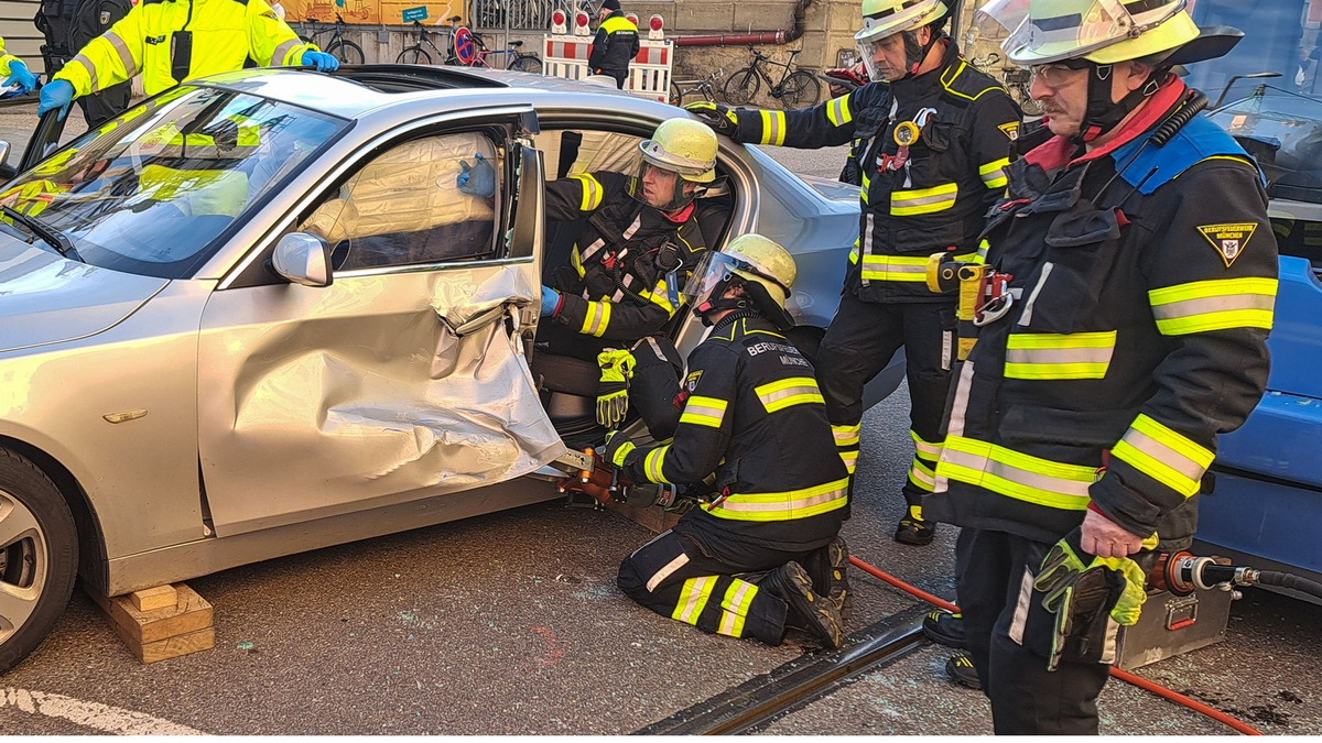 FW-M: Zusammenstoß zwischen Tram und Pkw am Hauptbahnhof (Ludwigsvorstadt) - Foto: presseportal.de