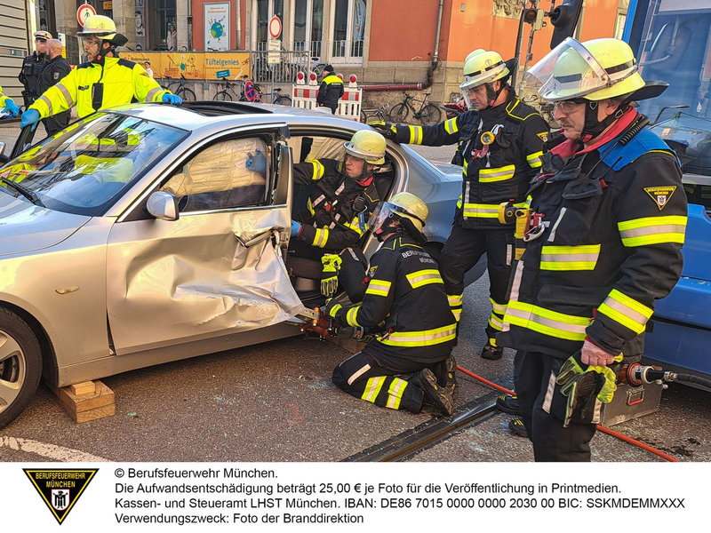 FW-M: Zusammenstoß zwischen Tram und Pkw am Hauptbahnhof (Ludwigsvorstadt) - Foto: presseportal.de