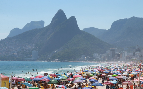 Gegen Rios meistgesuchten Kriminellen sollen mindestens zwölf Haftbefehle vorliegen. Nun hat er sich der Polizei gestellt. (Archivbild) - Foto: Eos80d, Jose Lucena/TheNEWS2 via ZUMA Press Wire/dpa