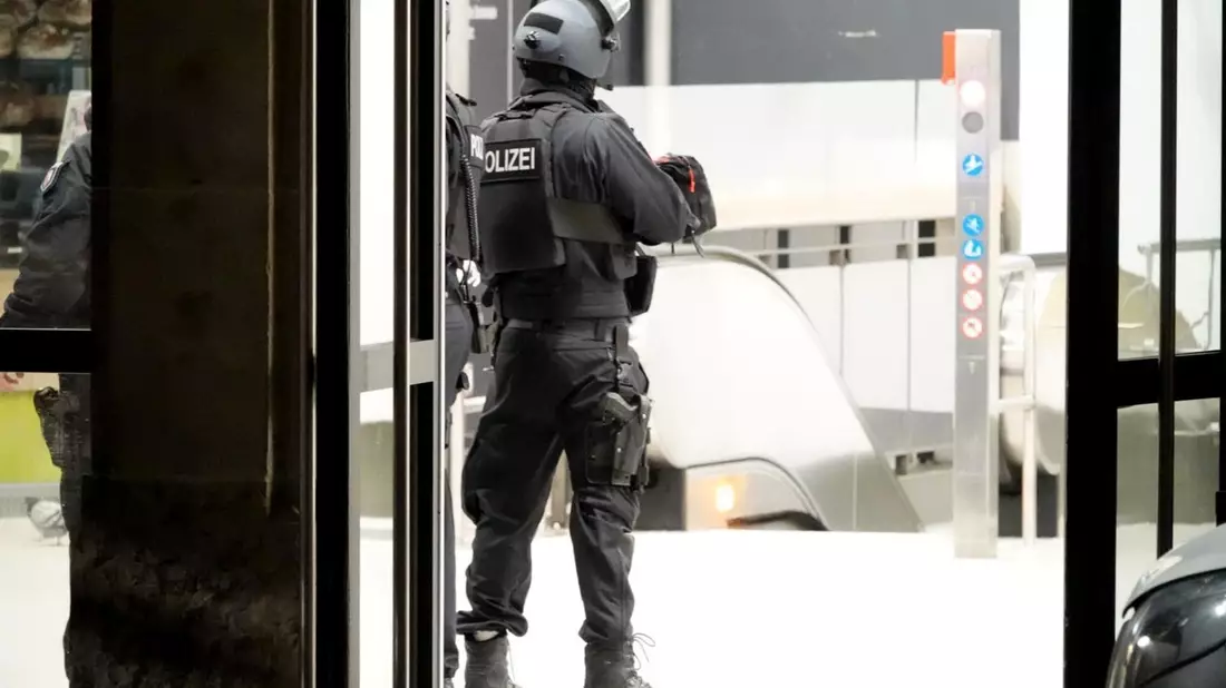 Einsatzkräfte der Polizei stehen im Bielefelder Hauptbahnhof. - Bild: Christian Müller/Wetfalennews/dpa