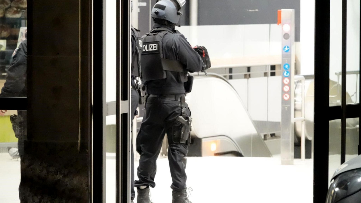 Einsatzkräfte der Polizei stehen im Bielefelder Hauptbahnhof. - Foto: Christian Müller/Wetfalennews/dpa