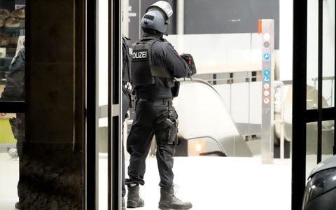 Einsatzkräfte der Polizei stehen im Bielefelder Hauptbahnhof. - Foto: Christian Müller/Wetfalennews/dpa