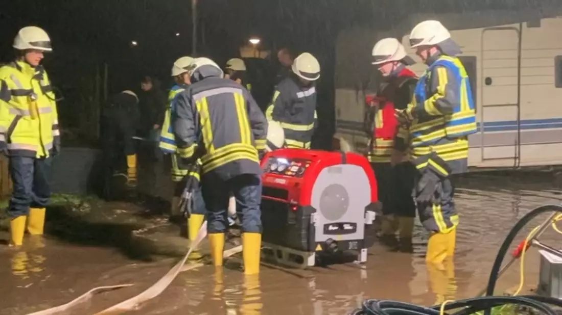 FW-EN: 60 Einsatzkräfte von Feuerwehr DLRG und THW im Hochwassereinsatz am Camping- und Mobilheimplatz in Hattingen - Bild: presseportal.de