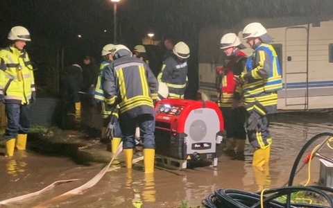 FW-EN: 60 Einsatzkräfte von Feuerwehr DLRG und THW im Hochwassereinsatz am Camping- und Mobilheimplatz in Hattingen - Foto: presseportal.de