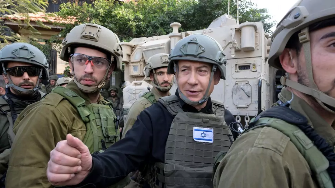 Israels Premier Benjamin Netanjahu (M) hält eine Sicherheitsbesprechung mit Kommandeuren und Soldaten ab. - Bild: Avi Ohayon/GPO/AP/dpa
