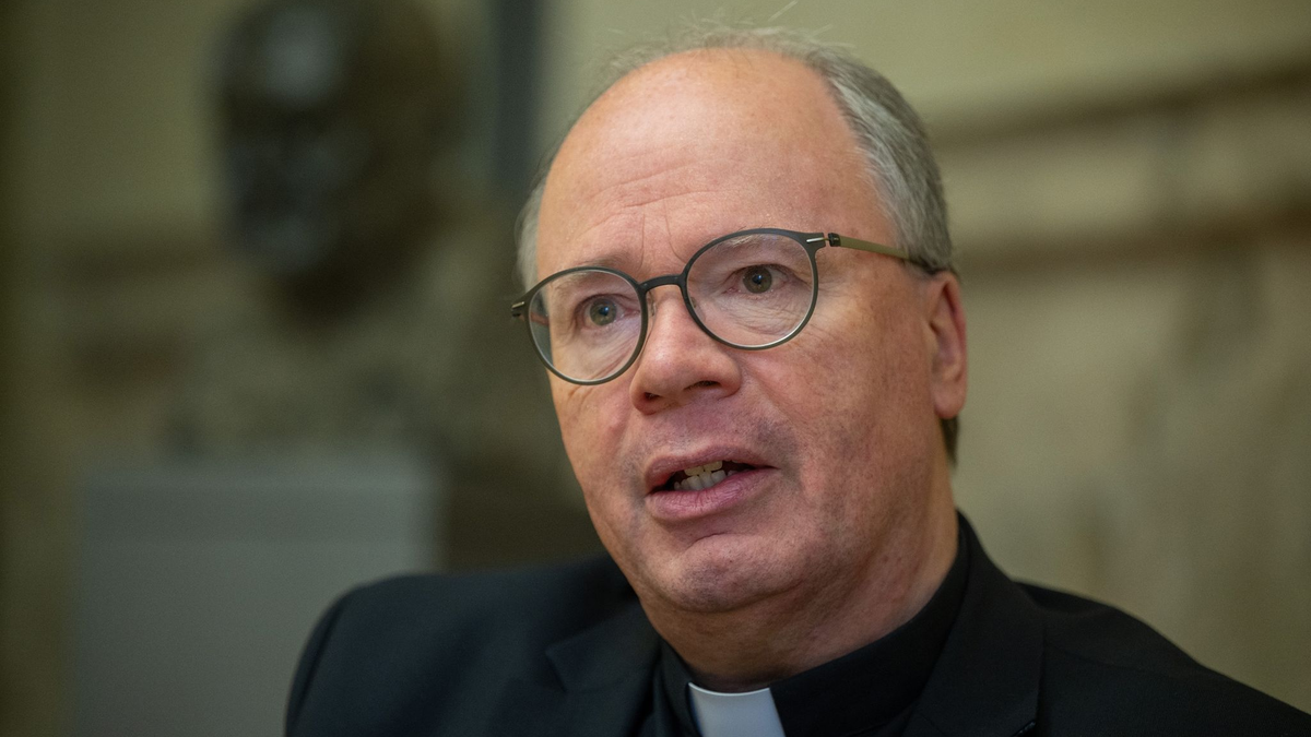 Der Trierer Bischof Stephan Ackermann spricht bei einem Interview. - Foto: Harald Tittel/dpa